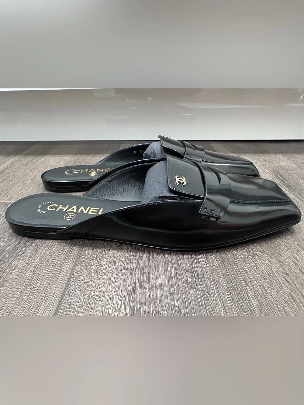 CHANEL NEW 2026 Black Patent Leather Slip-On Loafers SLIDES Gold CC HW size 38 - Picture 9 of 14